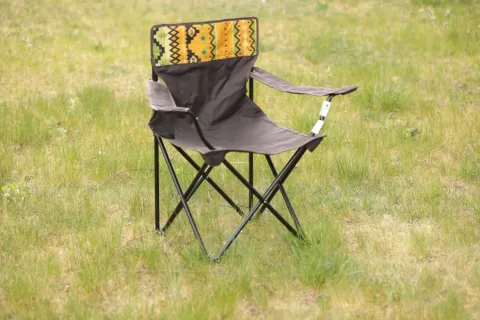 Krzesło brązowe małe z miejscem na napój
